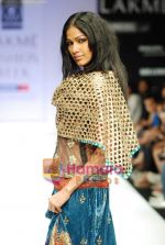 Model walks the ramp for Rehane Show at Lakme Winter fashion week day 4 on 20th Sept 2010 (6).JPG